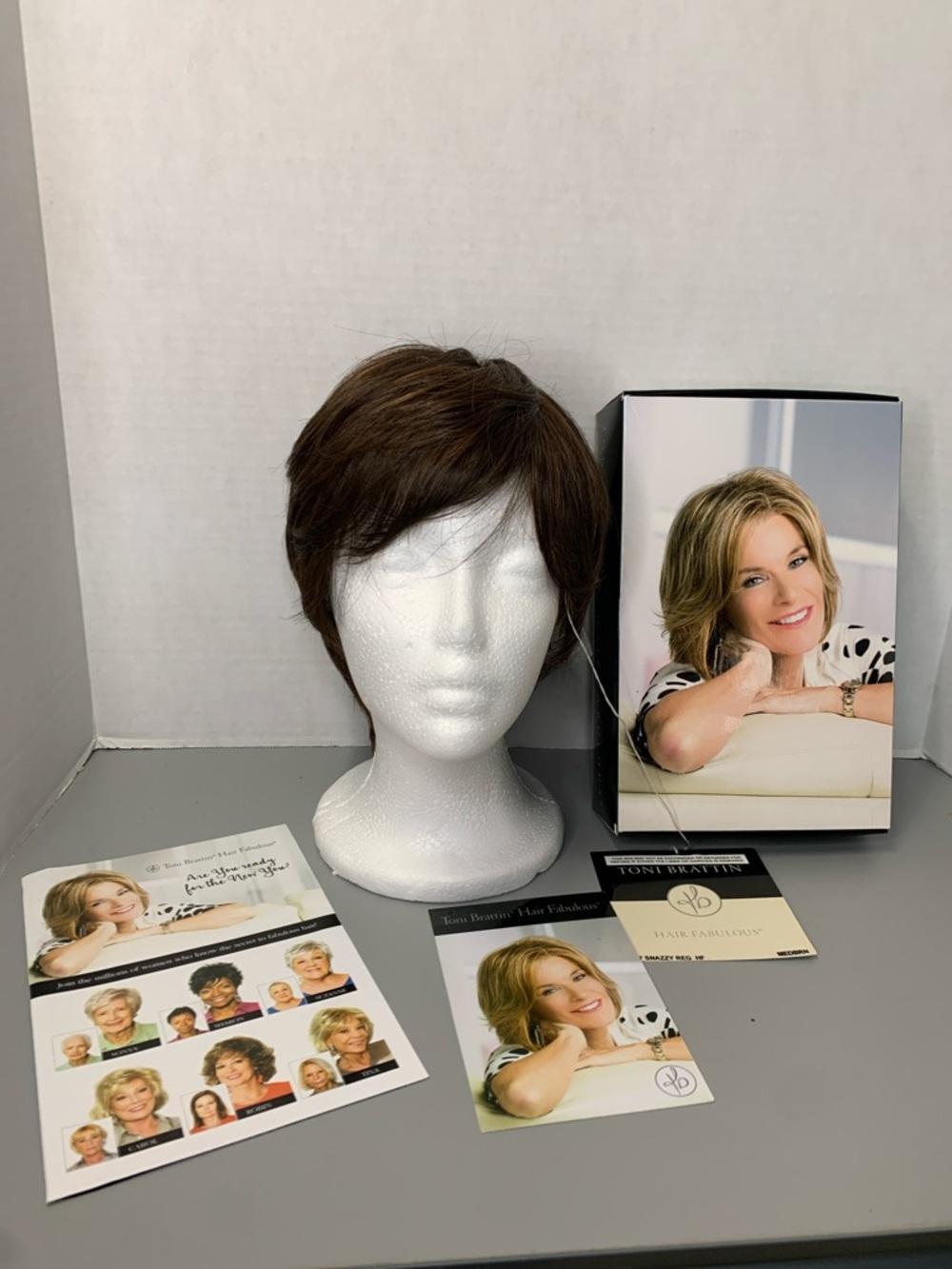 Toni Brattin Short Medium Brown 347 SnazzyWig Classic Styled Finish all w/tags - Picture 3 of 12